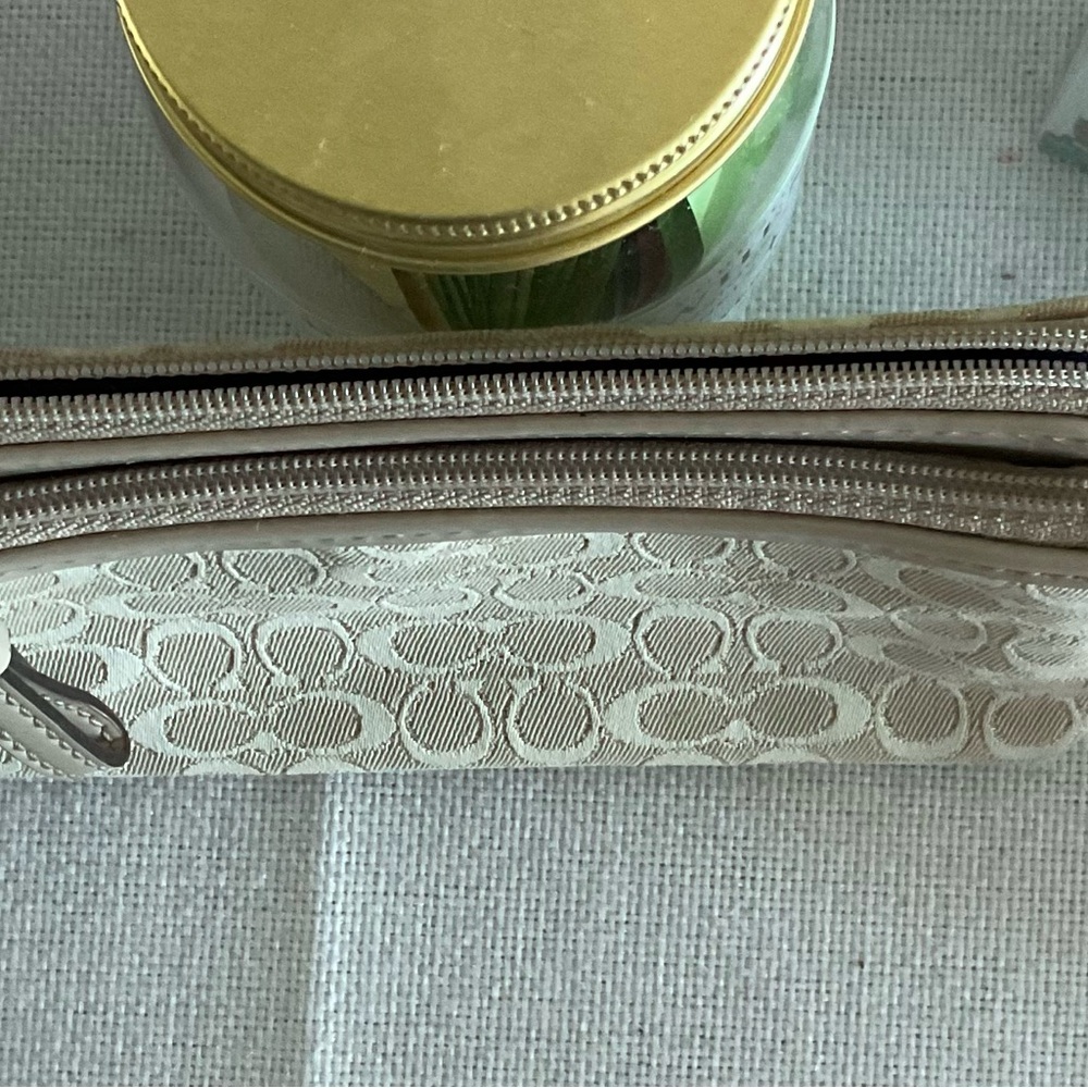 COACH wristlet EUC 2 zip pockets zippers work great cute for night out. $12 - Picture 10 of 11